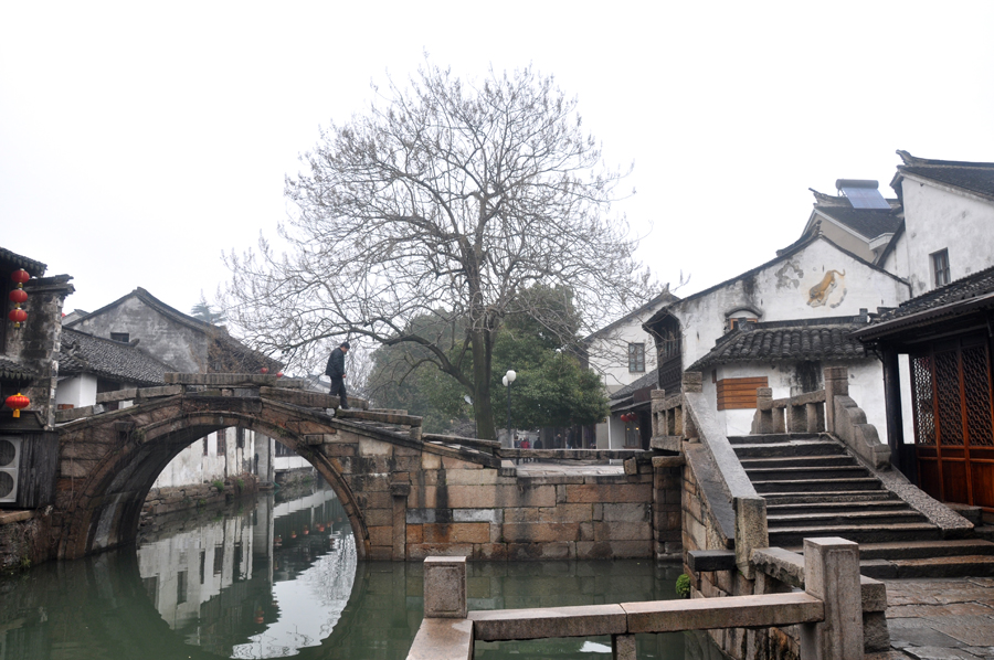 Zhouzhuang, a famous water town in southern China, is located in Kunshan City, Jiangsu Province. Because Zhouzhuang is surrounded by water, boats were necessary for entering and departing from Zhouzhuang before the 1980s.