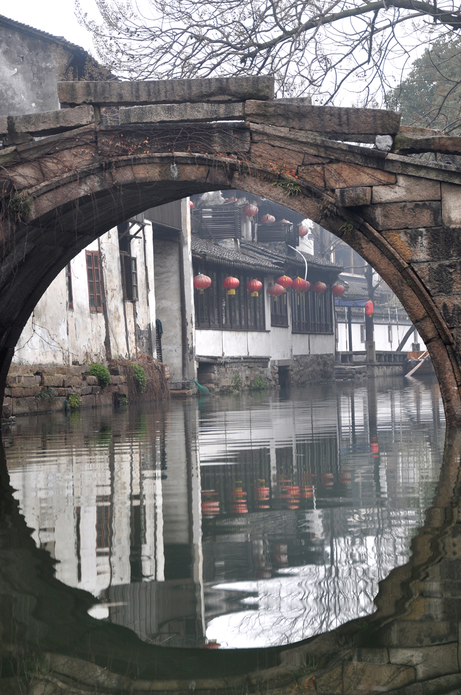 Zhouzhuang, a famous water town in southern China, is located in Kunshan City, Jiangsu Province. Because Zhouzhuang is surrounded by water, boats were necessary for entering and departing from Zhouzhuang before the 1980s.