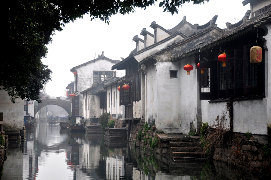 Zhouzhuang, a famous water town in southern China, is located in Kunshan City, Jiangsu Province. Because Zhouzhuang is surrounded by water, boats were necessary for entering and departing from Zhouzhuang before the 1980s.