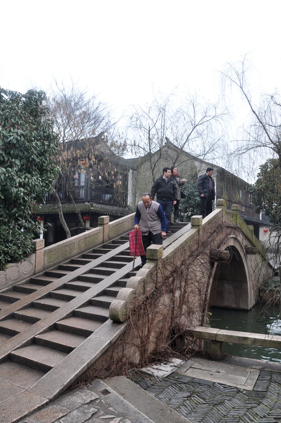 Zhouzhuang, a famous water town in southern China, is located in Kunshan City, Jiangsu Province. Because Zhouzhuang is surrounded by water, boats were necessary for entering and departing from Zhouzhuang before the 1980s.