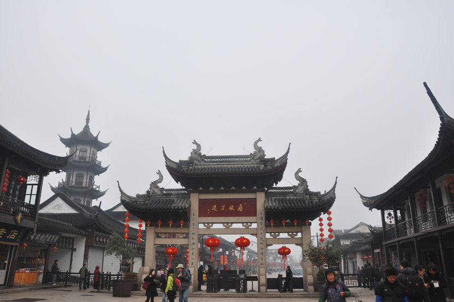 Zhouzhuang, a famous water town in southern China, is located in Kunshan City, Jiangsu Province. Because Zhouzhuang is surrounded by water, boats were necessary for entering and departing from Zhouzhuang before the 1980s.