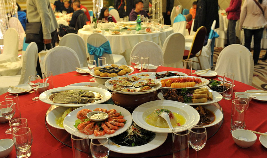 A table of dishes valuing 1,388 yuan (US$223) is unattended at a wedding banquet held in a Kunming five-star hotel, Yunnan Province, on Jan. 19, 2013. [Xinhua] 