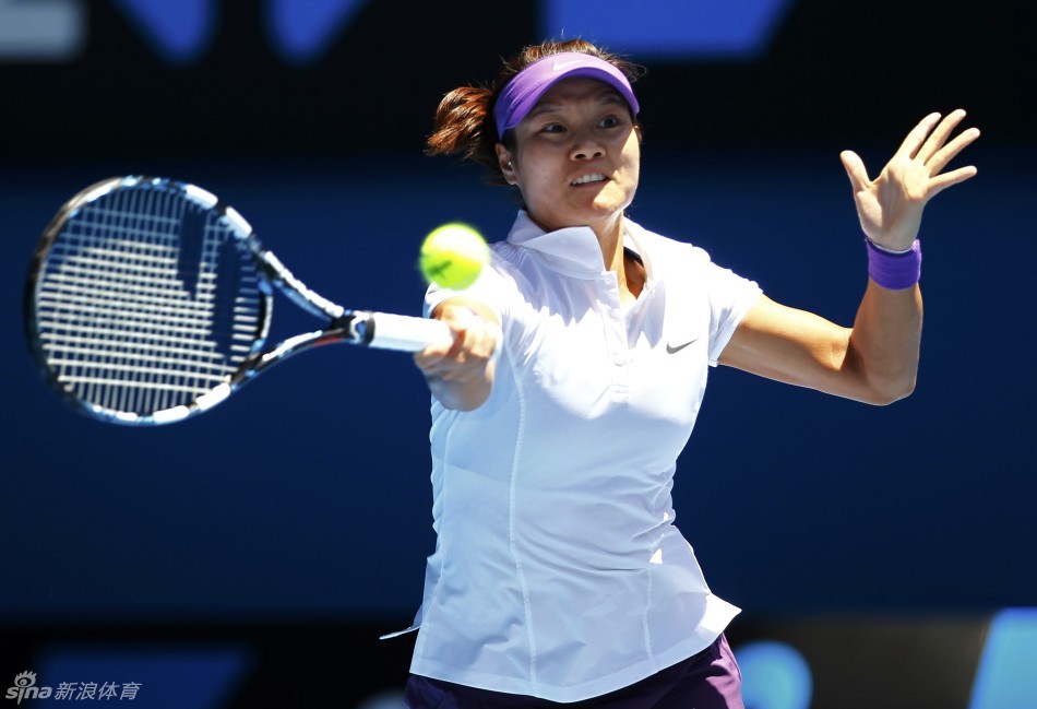 Li Na of China returns a ball to Maria Sharapova of Russia during women's singles semi-final of Australian Open at Rod Laver Arena on Jan.24, 2013. 