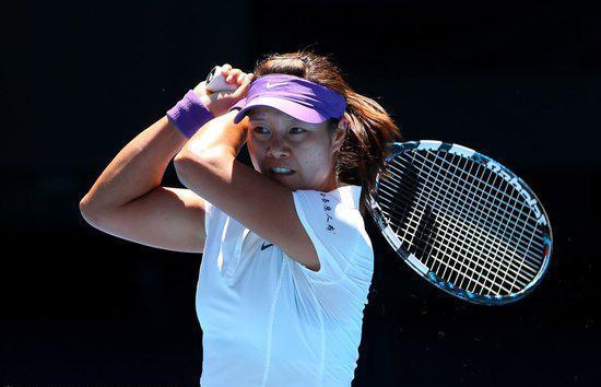 Sixth seed Li Na of China ousted Russian second seed Maria Sharapova 6-2, 6-2 to reach the Australian Open women's singles final here on Thursday. 