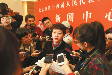 Li Xiaosong, deputy director of the Beijing Municipal Commission of Transport, takes questions from journalists at a news conference during the annual session of the city's legislature on Thursday in Beijing. [China Daily] 