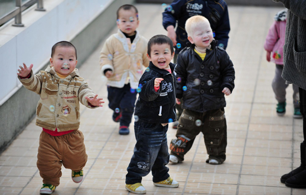 Children play at a orphanage in Jinjiang, Fujian province, Jan 22. The 23 children were abducted by kidnappers to sell until they rescued by police in 2005, but they have been unable to trace their parents. [Photo/Xinhua]
