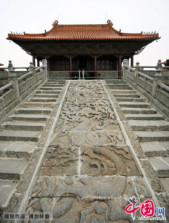 Zhaoling Tomb is located in Beiling Park, the largest park in Shenyang. It is the mausoleum of Huang Taiji (Emperor Taizong) of the Qing Dynasty (1644-1911) and his queen Bo'erjijite.