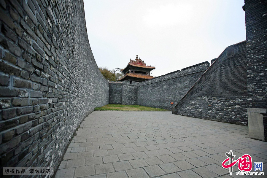 Zhaoling Tomb is located in Beiling Park, the largest park in Shenyang. It is the mausoleum of Huang Taiji (Emperor Taizong) of the Qing Dynasty (1644-1911) and his queen Bo'erjijite.