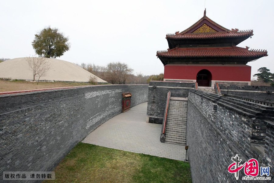 Zhaoling Tomb is located in Beiling Park, the largest park in Shenyang. It is the mausoleum of Huang Taiji (Emperor Taizong) of the Qing Dynasty (1644-1911) and his queen Bo'erjijite.