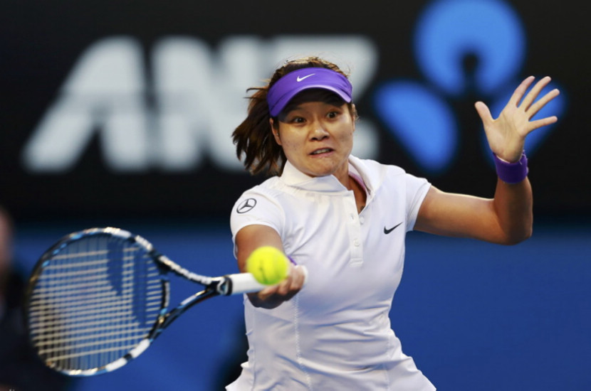 Li Na of China returns the ball during the women&apos;s singles final match against Victoria Azarenka of Belarus at the 2013 Australian Open tennis tournament in Melbourne, Australia, Jan. 26, 2013. [Xinhua]