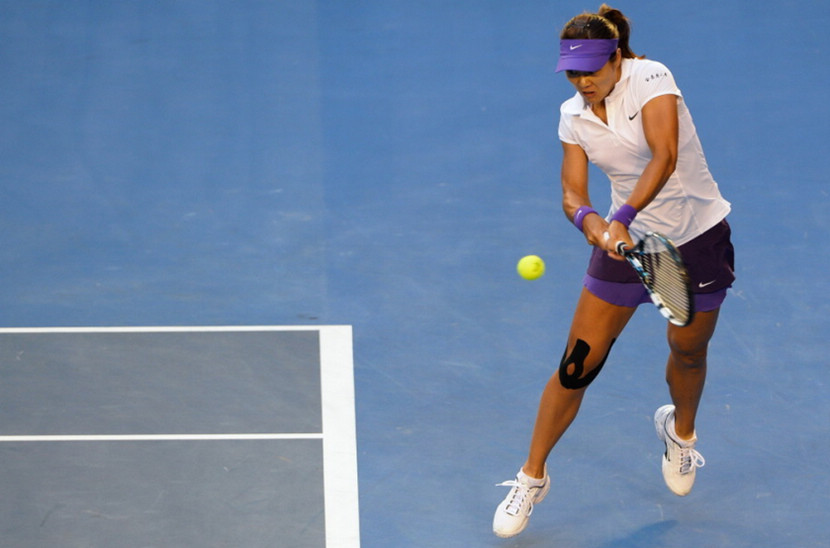 Li Na of China returns the ball during the women&apos;s singles final match against Victoria Azarenka of Belarus at the 2013 Australian Open tennis tournament in Melbourne, Australia, Jan. 26, 2013. [Xinhua]