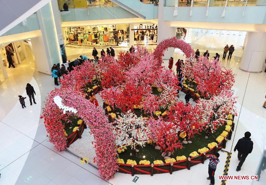 Cards with people's New Year wishes written on them are tied to wishing trees at a shopping mall in Wangfujing, a commercial area in Beijing, capital of China, Jan. 26, 2013. (Xinhua/Luo Wei) 