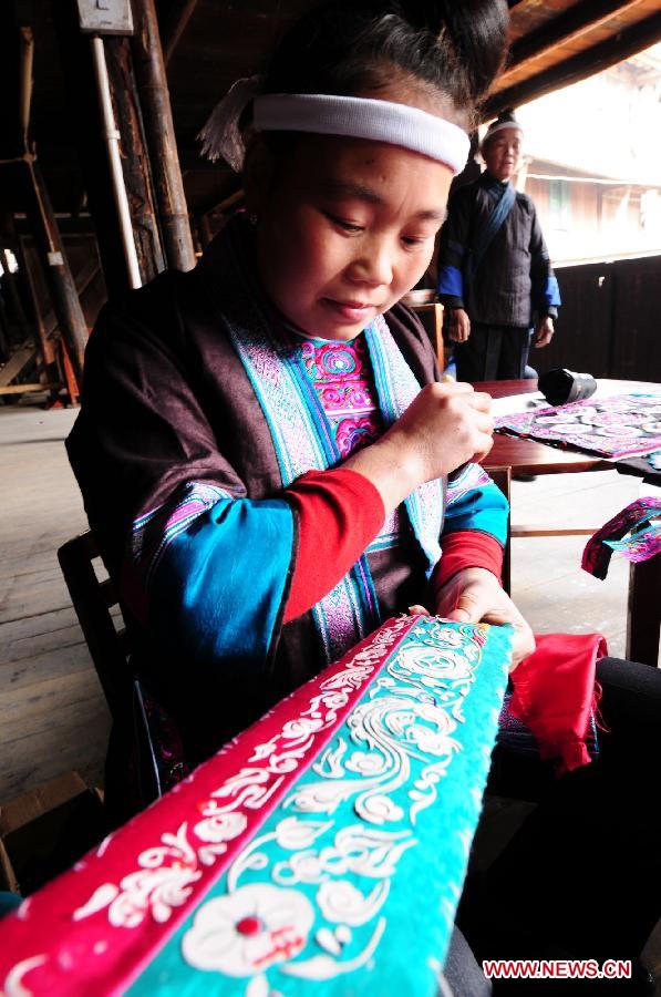 #CHINA-GUANGXI-DONG ETHNIC GROUP-EMBROIDERY (CN)