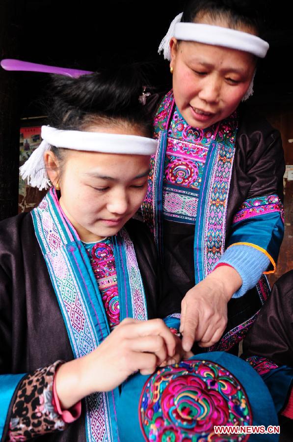 #CHINA-GUANGXI-DONG ETHNIC GROUP-EMBROIDERY (CN)