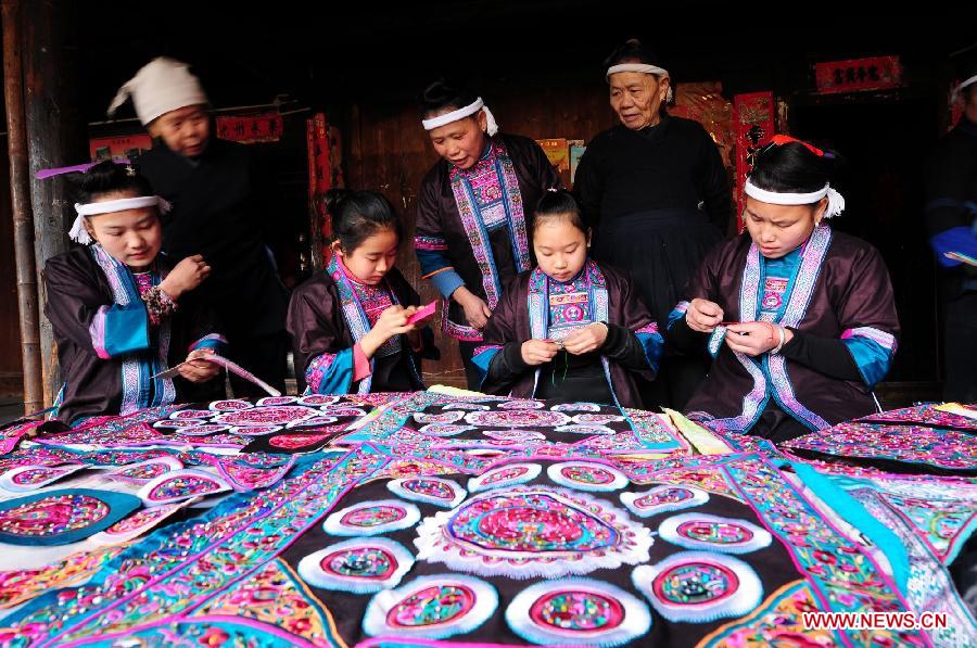 #CHINA-GUANGXI-DONG ETHNIC GROUP-EMBROIDERY (CN)