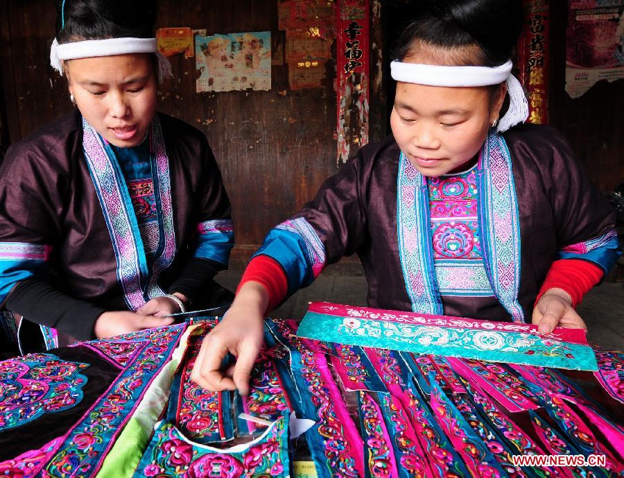 #CHINA-GUANGXI-DONG ETHNIC GROUP-EMBROIDERY (CN)