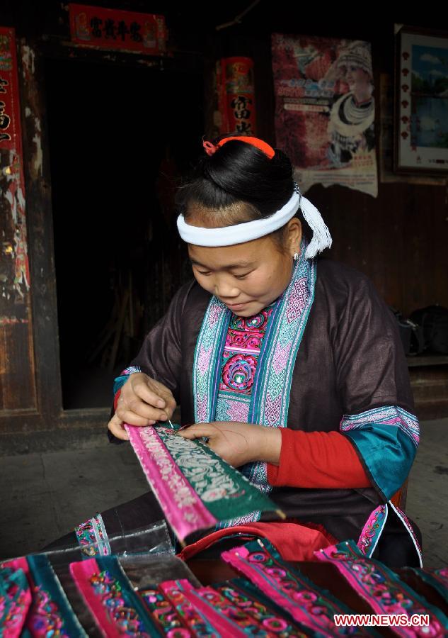 #CHINA-GUANGXI-DONG ETHNIC GROUP-EMBROIDERY (CN)