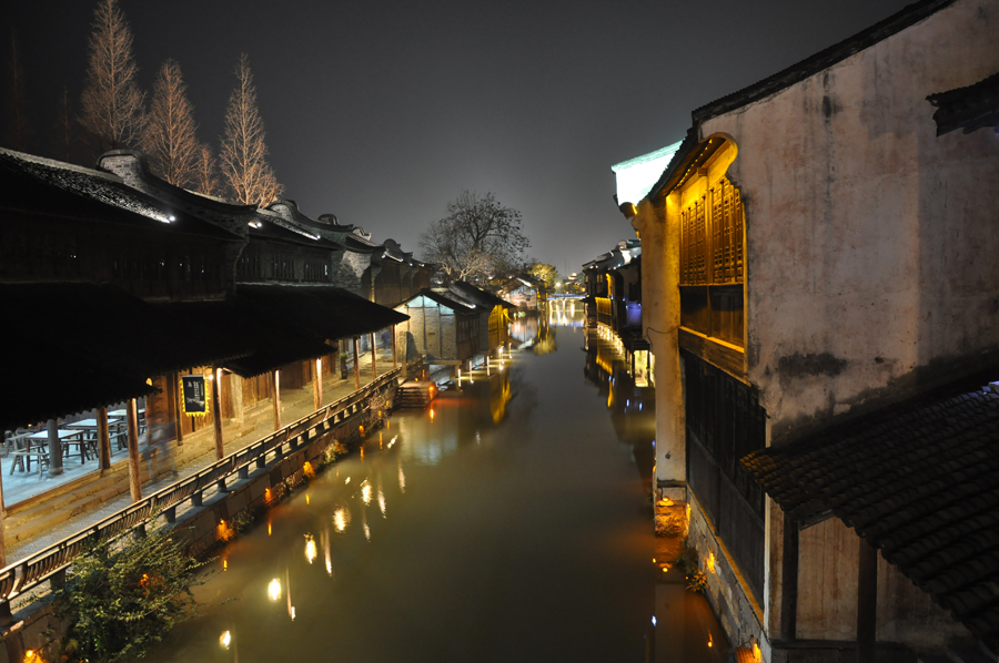 With a history of 1,200-years, Wuzhen is about one hour's drive from Hangzhou, the capital of Zhejiang province. The small town is famous for the ancient buildings and old town layout, where bridges of all sizes cross the streams winding through the town.[Photo by Yuan Fang/China.org.cn]