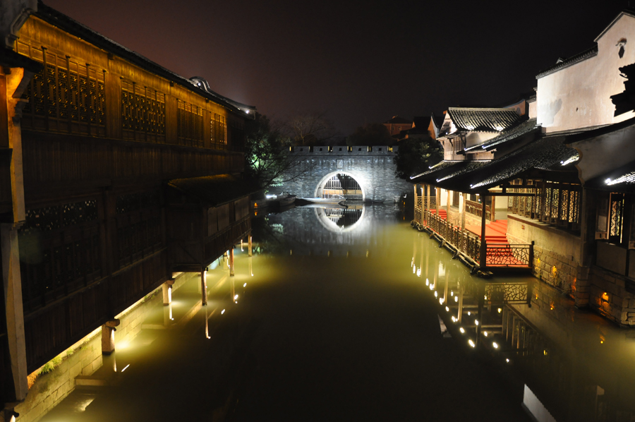 With a history of 1,200-years, Wuzhen is about one hour's drive from Hangzhou, the capital of Zhejiang province. The small town is famous for the ancient buildings and old town layout, where bridges of all sizes cross the streams winding through the town.[Photo by Yuan Fang/China.org.cn]