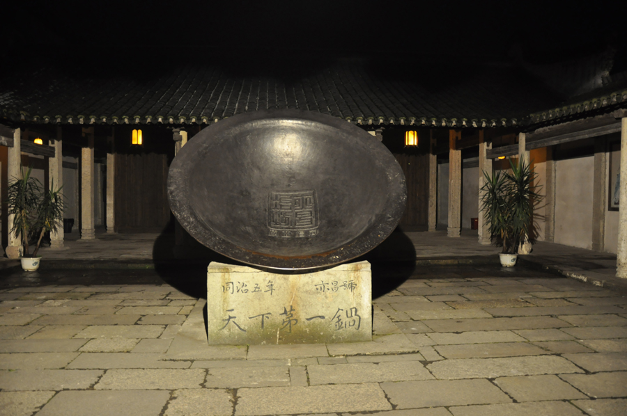 With a history of 1,200-years, Wuzhen is about one hour's drive from Hangzhou, the capital of Zhejiang province. The small town is famous for the ancient buildings and old town layout, where bridges of all sizes cross the streams winding through the town.[Photo by Yuan Fang/China.org.cn]