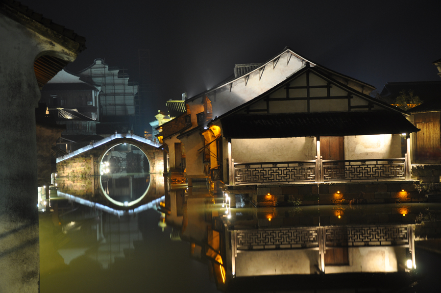 With a history of 1,200-years, Wuzhen is about one hour's drive from Hangzhou, the capital of Zhejiang province. The small town is famous for the ancient buildings and old town layout, where bridges of all sizes cross the streams winding through the town.[Photo by Yuan Fang/China.org.cn]