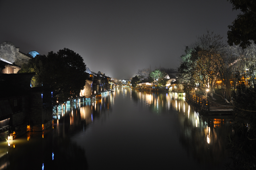 With a history of 1,200-years, Wuzhen is about one hour's drive from Hangzhou, the capital of Zhejiang province. The small town is famous for the ancient buildings and old town layout, where bridges of all sizes cross the streams winding through the town.[Photo by Yuan Fang/China.org.cn]