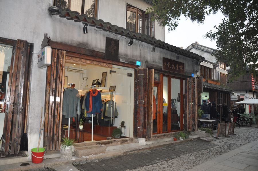 Located in downtown Suzhou, Jiangsu Province, Pingjiang Street is a historical road along the river, where the city's history and unique feature have been well-preserved. 