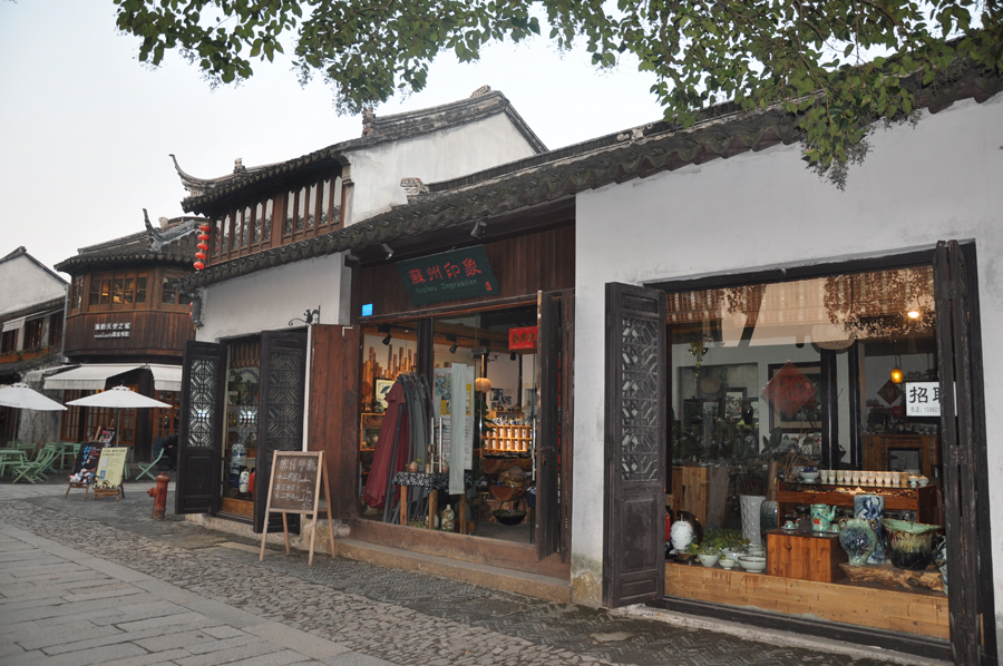 Located in downtown Suzhou, Jiangsu Province, Pingjiang Street is a historical road along the river, where the city's history and unique feature have been well-preserved. 