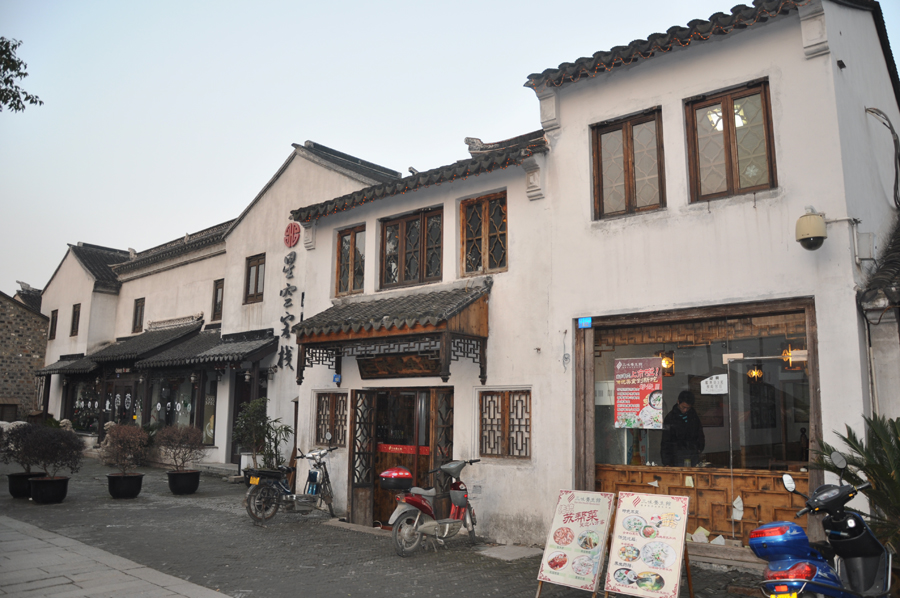 Located in downtown Suzhou, Jiangsu Province, Pingjiang Street is a historical road along the river, where the city's history and unique feature have been well-preserved. 