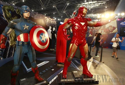 Visitors look at character models from The Avengers at the eighth China International Comics Games Expo in Shanghai on July 12, 2012 (PEI XIN)