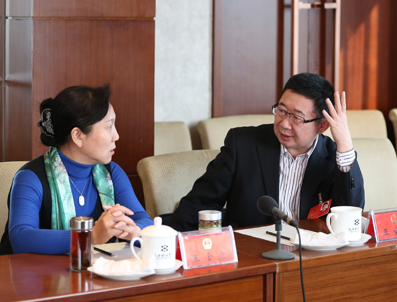 石景山团代表王金兰(左),王全礼在会前交流 千龙网 马勇摄