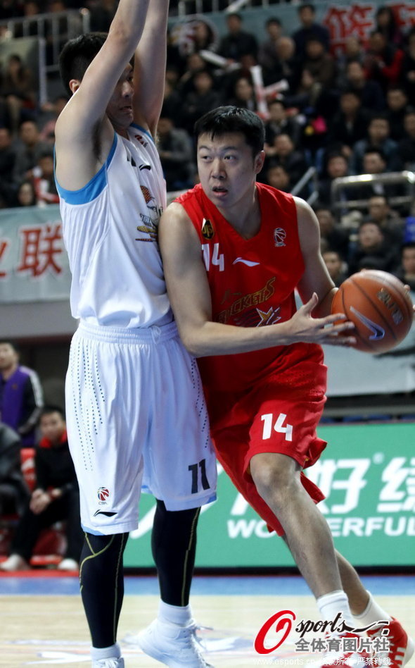 Wang Zhihi of Bayi tries to dribble past defender in a CBA game between Bayi and Fujian on Jan.28, 2013.