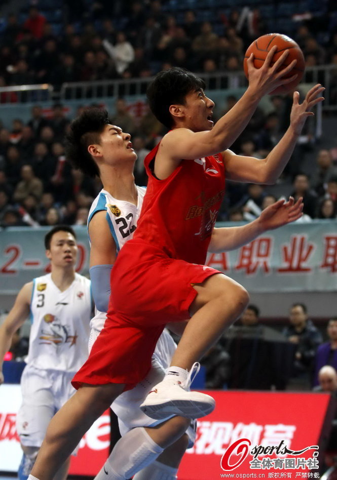 Han Shuo of Bayi goes up for a layup in a CBA game between Bayi and Fujian on Jan.27, 2013.