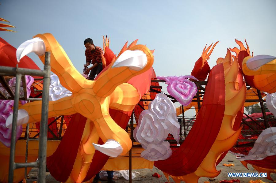 A man works on a lantern in the shape of Chinese dragon on the street in Nanchang, capital of east China's Jiangxi Province, Jan. 28, 2013. Lanterns designed in Zigong of southwest China's Sichuan Province will meet with the residents here during the upcoming Spring Festival holidays. (Xinhua/Zhou Mi) 