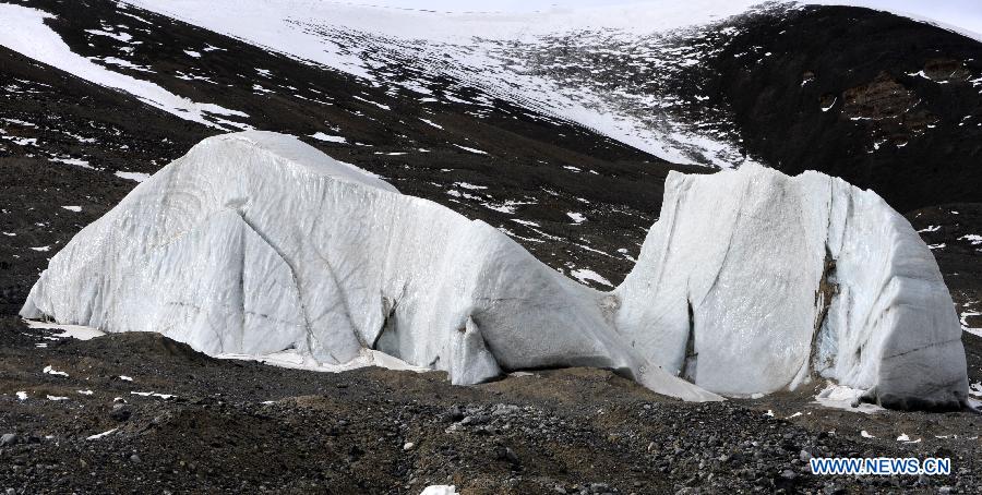 Photo taken on Jan. 8, 2013 shows a part of glacier in Purog Kangri, some 560 kilometers away from Nagqu Town in southwest China's Tibet Autonomous Region. The Purog Kangri glacier, whose ice field covers an area of 422 square kilometers, is considered to be the third largest in the world. (Xinhua/Chogo)