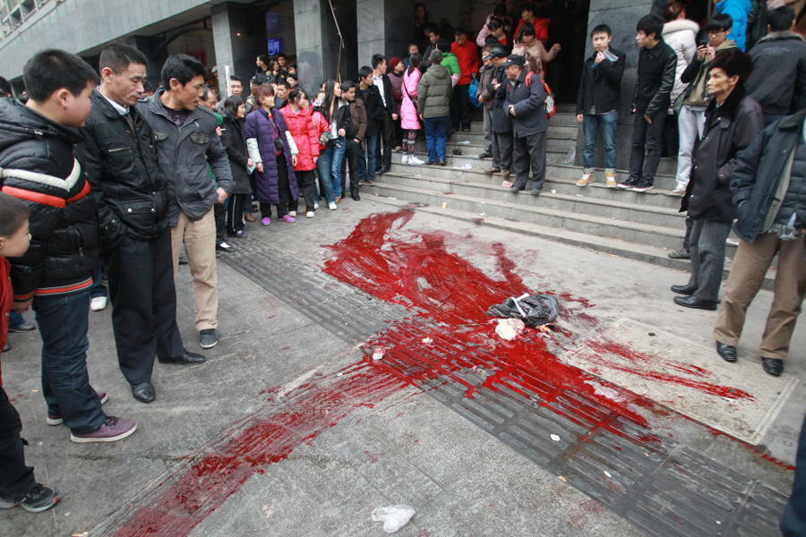 2012年2月7日,重庆江北区观音桥,两司机开斗气车,导致引发了4车相撞,3