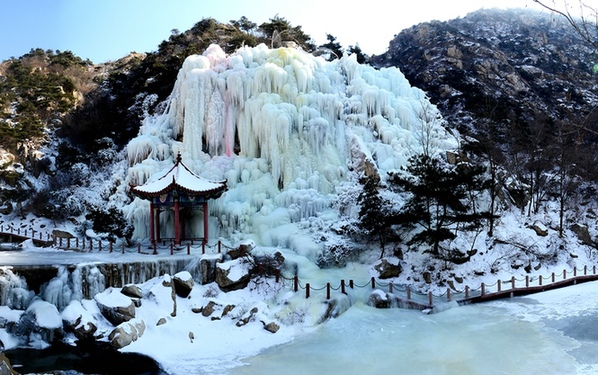 Frozen waterfall in Qingdao