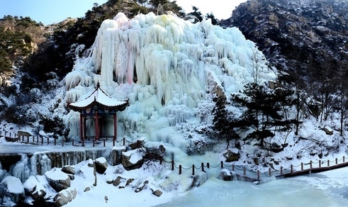 Frozen waterfall in Qingdao