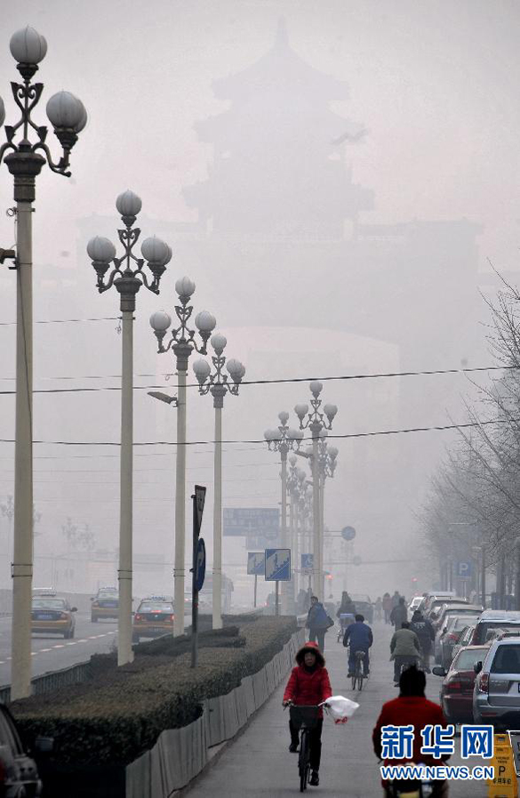 Beijing is shrouded by heavy fog on Jan. 28, 2013. The National Meteorological Center issued a blue-coded alert on Jan. 27 as foggy weather forecast for the coming two days will cut visibility and worsen air pollution in some central and eastern Chinese cities. 
