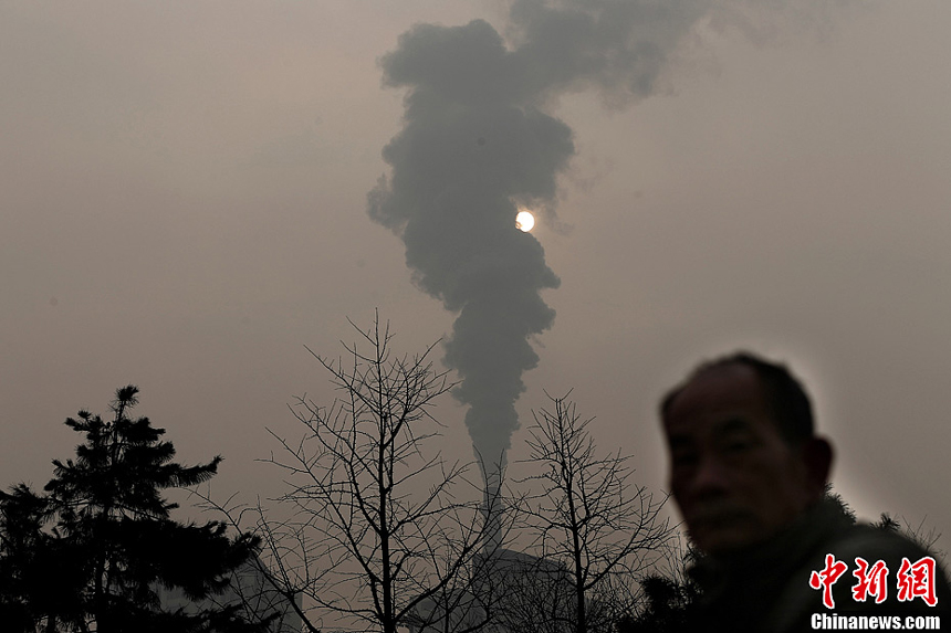 Beijing is shrouded by heavy fog on Jan. 28, 2013. The National Meteorological Center issued a blue-coded alert on Jan. 27 as foggy weather forecast for the coming two days will cut visibility and worsen air pollution in some central and eastern Chinese cities. 