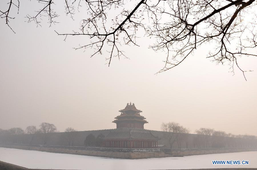 Photo taken on Jan. 28, 2013 shows the turret of the Palace Museum shrouded in fog in Beijing, capital of China. The National Meteorological Center (NMC) issued a blue-coded alert on Jan. 27 as foggy weather forecast for the coming two days will cut visibility and worsen air pollution in some central and eastern Chinese cities.