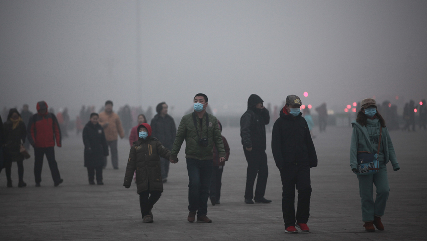 People walk on the Tian’anmen Square, Beijing, on Jan. 29. The capital city has been shrouded by dense fog, smog again over the past few days. [Xinhua photo] 