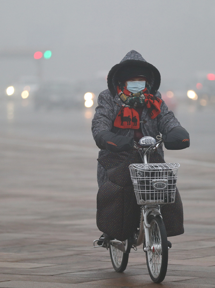 Beijing is shrouded by dense fog, smog again on Jan. 29. The National Meteorological Center issued a blue-coded alert on Jan. 27 as foggy weather forecast for the coming two days will cut visibility and worsen air pollution in some central and eastern Chinese cities. [Xinhua photo] 