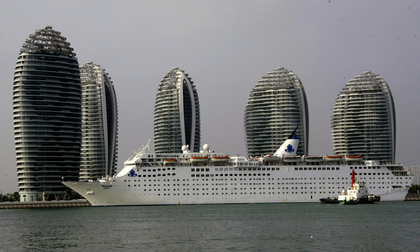  The Henna, the nation&apos;s fi rst luxury cruise liner, stops at Sanya Phoenix Island International Port on Saturday. A Chinese company spent hundreds of millions of US dollars buying the boat from an Australian company. [Photo/China Daily]
