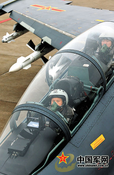 Pilots fly a jet fighter in the exercise. The aviation division under the Air Force of the Nanjing Military Area Command of the Chinese People's Liberations Army (PLA) carries out combat readiness exercise and training. [Chinamil.com.cn] 