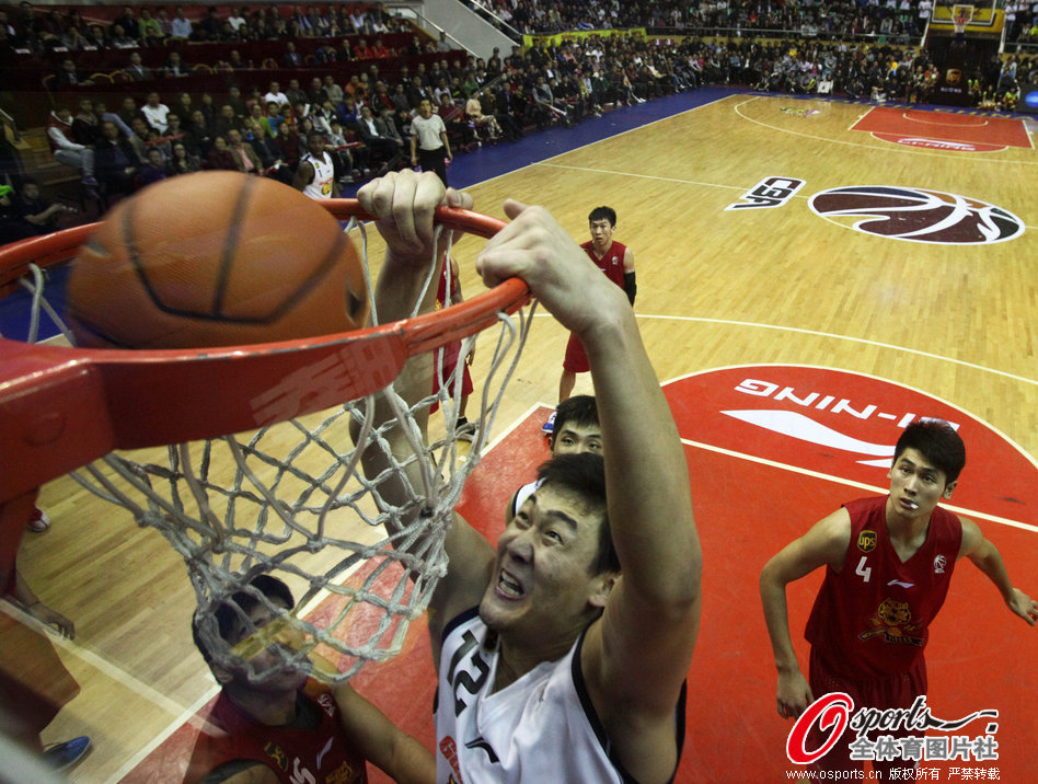 Su Wei of Guangdong slams dunk in Guangdong's 141-99 win over Jilin in a CBA game on Jan.29, 2013. 