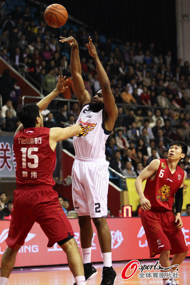  Ike Diogu of Guangdong shoots in front of Liu Wei in a CBA game between Guangdong and Jilin on Jan.29, 2013.