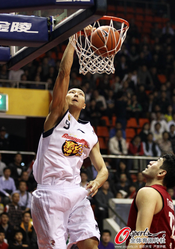  Yi Jianlian of Guangdong slams dunk in Guangdong's 141-99 win over Jilin in a CBA game on Jan.29, 2013.