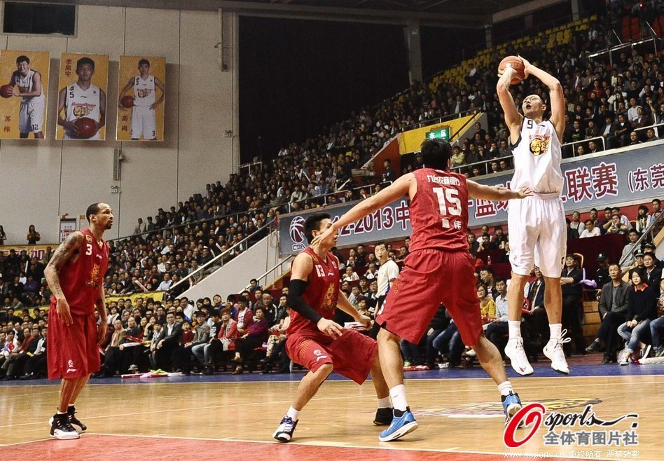 Yi Jianlian of Guangdong shoots a jumper in front of Liu Wei in a CBA game between Guangdong and Jilin on Jan.29, 2013. 