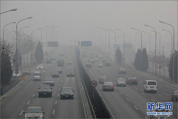 Heavy fog blankets the buildings in Beijing, capital of China, Jan. 29, 2013. The National Meteorological Center (NMC) issued a blue-coded alert on Jan. 29 as foggy weather forecast for the coming hours will cut visibility and worsen air pollution in some central and eastern Chinese cities.